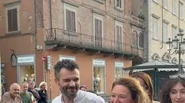Quando mancano 30 sezioni da scrutinare su 179 la candidata sindaco del centrosinistra Ilaria Bugetti è al 52,48% dei voti, risultato che ne fa la prima sindaca di Prato. Bugetti è da poco arrivata in piazza Duomo a Prato dove si è abbracciata col sindaco uscente Matteo Biffoni e il segretario del Pd di Prato Marco Biagioni oltre a vari sostenitori, 10 giugno 2024. Le è stata donata anche una maglia con scritto Ilaria sindaco di Prato e dietro il numero 52. ANSA /Giorgio Bernardini