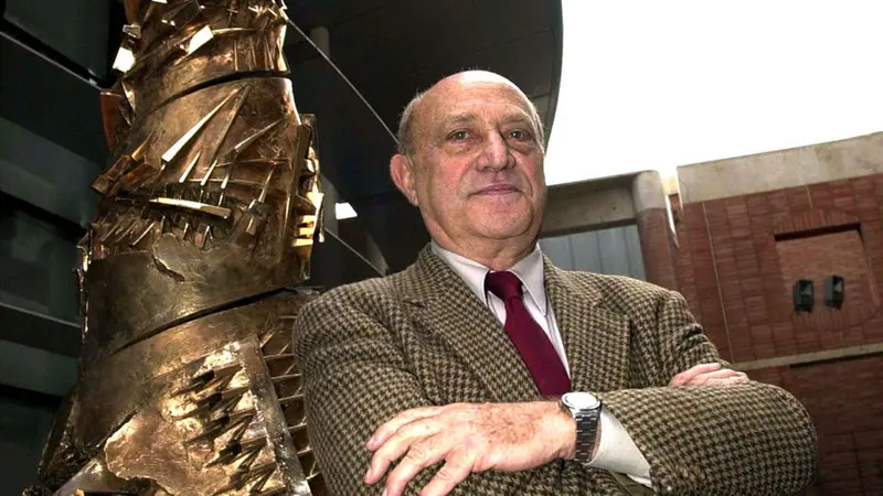 Lo scultore Arnaldo Pomodoro posa vicino al bozzetto della sua sua torre in forma di spirale