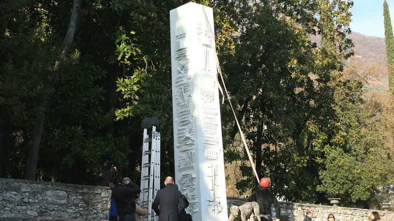 L'Obelisco di Arnaldo Pomodoro al Vittoriale di Gardone Riviera © www.giornaledibrescia.it