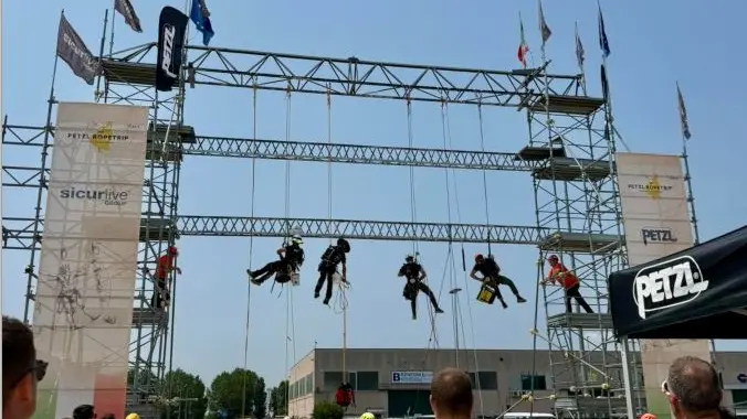 Una dimostrazione all'aperto nel corso della giornata di inaugurazione