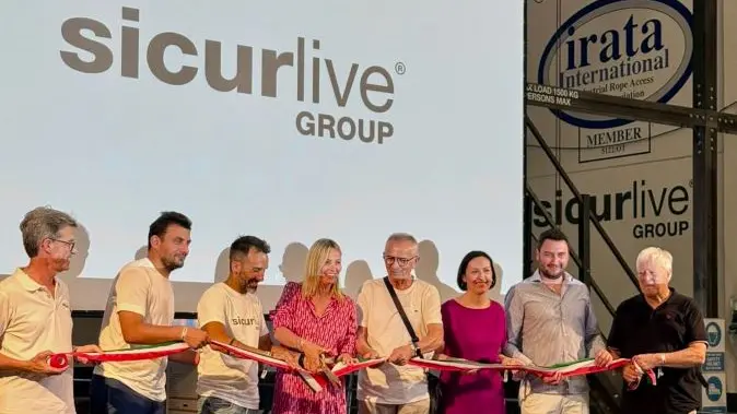 Il momento del taglio del nastro della nuova sede Sicurlive a Poncarale