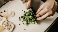La cucina di un ristorante - Foto Unsplash © www.giornaledibrescia.it