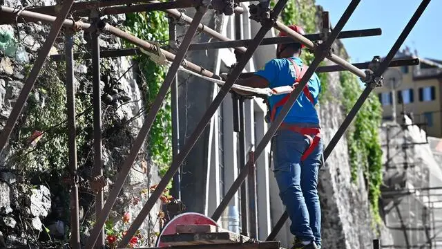 Un operaio del settore edile al lavoro con le protezioni di legge. Genova, 31 ottobre 2023. ANSA/LUCA ZENNARO (edilizia, operaio, lavoro, potezioni di legge)