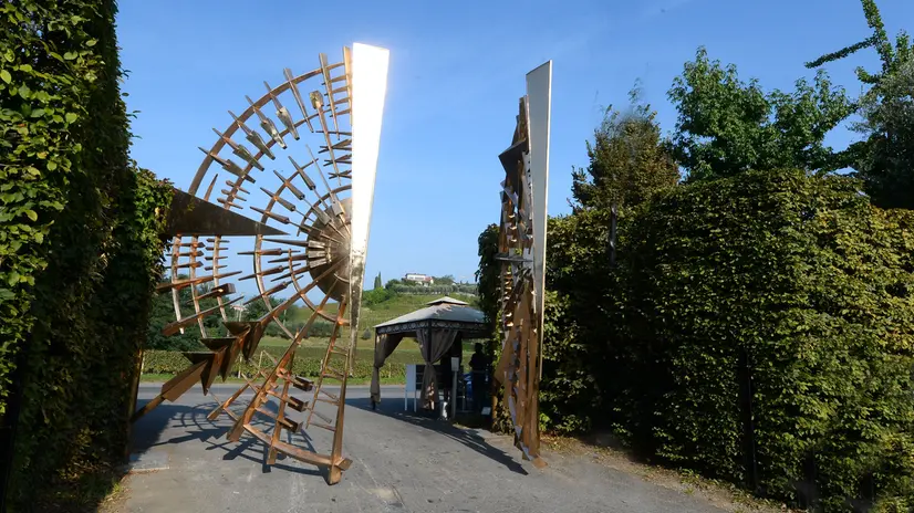 Il cancello solare all'ingresso di Ca' del Bosco - Foto New Reporter Favretto © www.giornaledibrescia.it