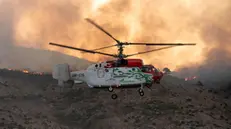 epa12193964 A firefighting helicopter during firefighting operations on Chios Island, Greece, 24 June 2025. Minister of Climate Crisis and Civil Protection Yannis Kefalogiannis visited Chios amid five separate wildfires. He warned that the simultaneous fires in different parts of the island suggest possible organized criminal activity and are unlikely to be accidental. EPA/KOSTAS KOURGIAS
