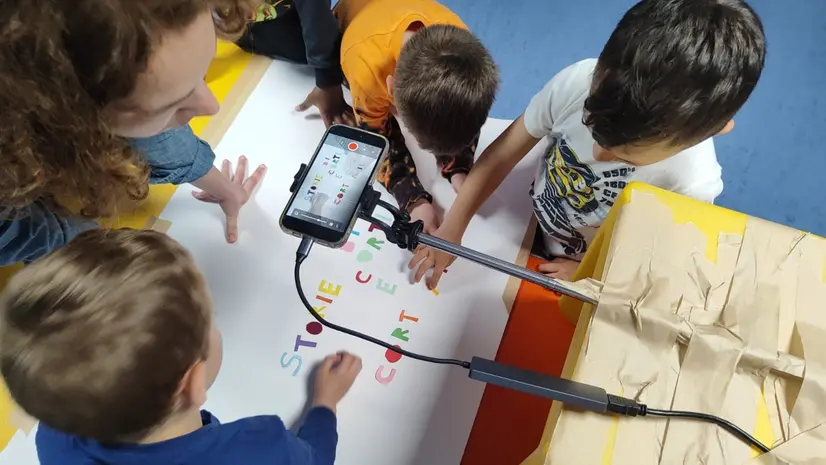 I bambini mentre realizzano il cortometraggio - © www.giornaledibrescia.it