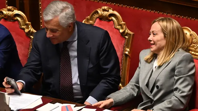 La presidente del Consiglio dei Ministri, Giorgia Meloni, col ministro degli Esteri, Antonio Tajani, nel corso della discussione alle sue comunicazioni al Senato, in vista della riunione del Consiglio europeo del 26 e 27 giugno, Roma 23 giugno 2025. ANSA/MAURIZIO BRAMBATTI
