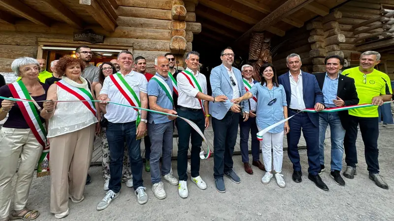 Il taglio del nastro durante l'inaugurazione