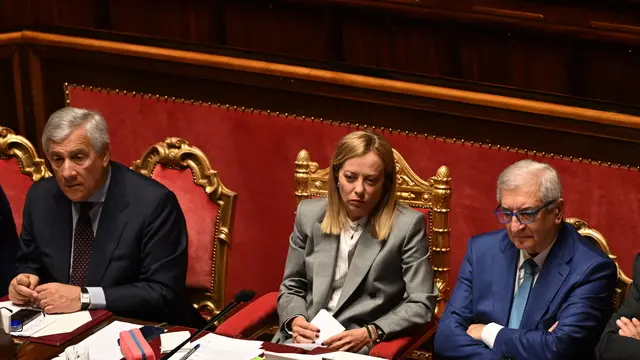 La presidente del Consiglio dei Ministri, Giorgia Meloni, tra i ministri Antonio Tajani e Tommaso Foti (D), nel corso della discussione alle sue comunicazioni al Senato, in vista della riunione del Consiglio europeo del 26 e 27 giugno, Roma 23 giugno 2025. ANSA/MAURIZIO BRAMBATTI