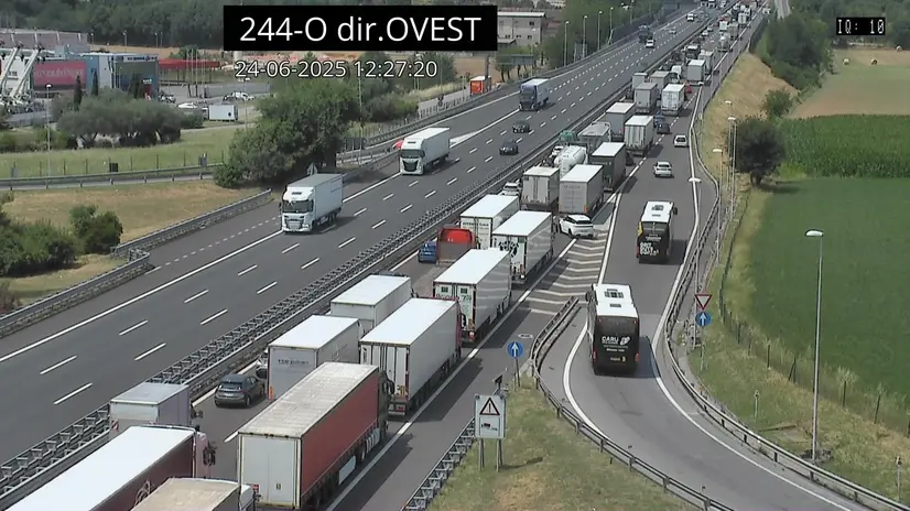 Il traffico all'altezza del casello di Desenzano - Foto InfoViaggiando © www.giornaledibrescia.it