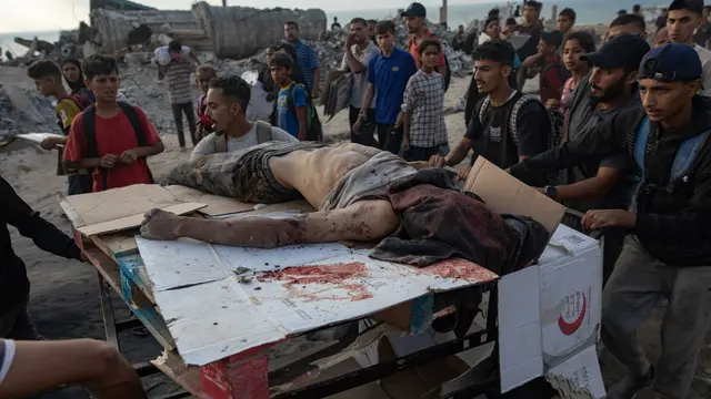 epa12191523 GRAPHIC CONTENT - Palestinians carry the body of a man killed during Israeli army fire while trying to collect food parcels, west of Jabalia, northern Gaza Strip, 22 June 2025. More than 55,700 Palestinians have been killed in the Gaza Strip, according to the Palestinian Ministry of Health, since Israel launched a military campaign in the strip in response to a cross-border attack led by the Palestinian militant group Hamas on 07 October 2023. EPA/HAITHAM IMAD -- ATTENTION EDITORS: GRAPHIC CONTENT
