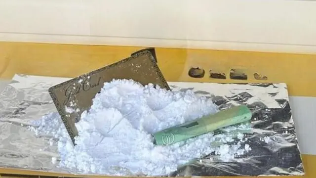 Un vero e proprio kit per sniffare cocaina in bella mostra nella vetrina di un negozio di profumi di una nota località balneare del catanzarese. E' l'allestimento che ha fatto saltare sulla sedia Isolina Mantelli, presidente del Centro calabrese di solidarietà Ets, ente no profit attivo nel campo del disagio e del contrasto alle tossicodipendenze, e Giuseppe Raiola, presidente dell'Unicef provinciale e primario di pediatria a Catanzaro. ANSA NPK