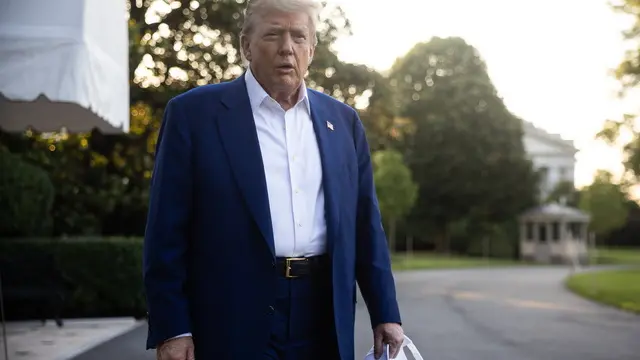 epa12194454 US President Donald Trump walks on the South Lawn of the White House before boarding the Marine One, in Washington, DC, USA, 24 June 2025. President Trump is expected to attend the NATO summit in The Hague, the Netherlands. EPA/FRANCIS CHUNG / POOL