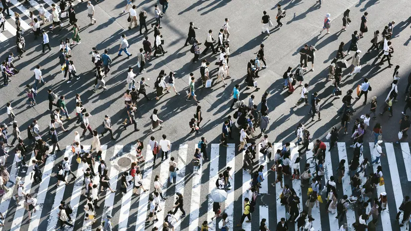 Persone in strada - © www.giornaledibrescia.it