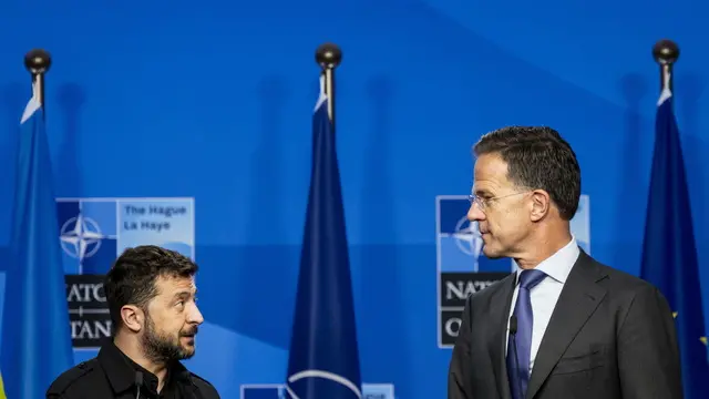 epa12194531 Ukrainian President Volodymyr Zelensky (L) and NATO Secretary General Mark Rutte address the media during the NATO Summit in The Hague, the Netherlands, 24 June 2025. The Netherlands hosts the NATO Summit in The Hague on 24 and 25 June, the first such summit to be held in the country. EPA/SEM VAN DER WAL