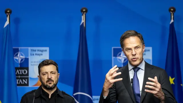 epa12194530 Ukrainian President Volodymyr Zelensky (L) and NATO Secretary General Mark Rutte address the media during the NATO Summit in The Hague, the Netherlands, 24 June 2025. The Netherlands hosts the NATO Summit in The Hague on 24 and 25 June, the first such summit to be held in the country. EPA/SEM VAN DER WAL