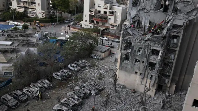 epaselect epa12193928 A view of damaged cars and debris as Israeli rescue teams work at the site of a missile strike on a residential area in Be'er Sheva, southern Israel, 24 June 2025. Israel's military stated Iran launched a barrage of ballistic missiles at Israel overnight. Magen David Adom (MDA), Israel's national emergency services, reported at least four killed and dozens injured in southern Israel. EPA/ATEF SAFADI