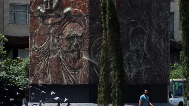 epa12194233 A man walks past a statue of late Supreme Leader Ayatollah Ruhollah Khomeini in Tehran, Iran, 24 June 2025. Israel's military on 24 June, accused Iran of violating a ceasefire by launching missiles into Israeli airspace. Iran's General Staff of the Armed Forces Abdolrahim Mousavi denied firing any missiles towards Israel, Iranian state media reported. EPA/ABEDIN TAHERKENAREH