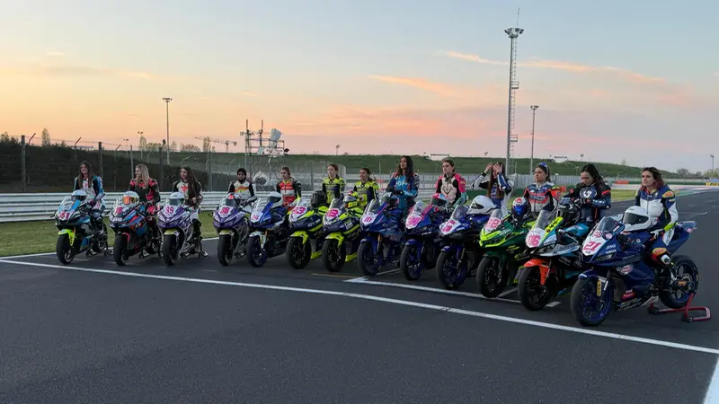 Molte ragazze gareggiano nelle gare di motociclismo
