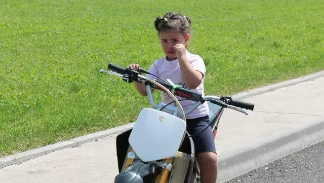 Già da piccola Ginevra Andrea Minelli in sella a una moto