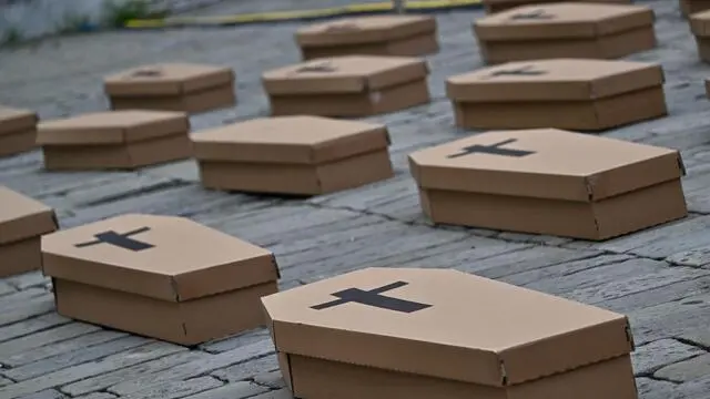 Presidio organizzato dalla Uil nell'ambito della tappa genovese della campagna nazionale "Zero morti sul lavoro". La piazza viene allestita con 127 bare di cartone, tante quante i morti sul lavoro nella regione negli ultimi 5 anni. Genova, 17 settembre 2024. ANSA/LUCA ZENNARO