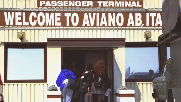 19990402- AVIANO( PORDENONE)-KOSOVO: 4000 GIORNALISTI AD AVIANO ,IL 'CAMPING' DELLE TV- L'ingresso della base aerea militare ad Aviano. MISSINATO/ANSA