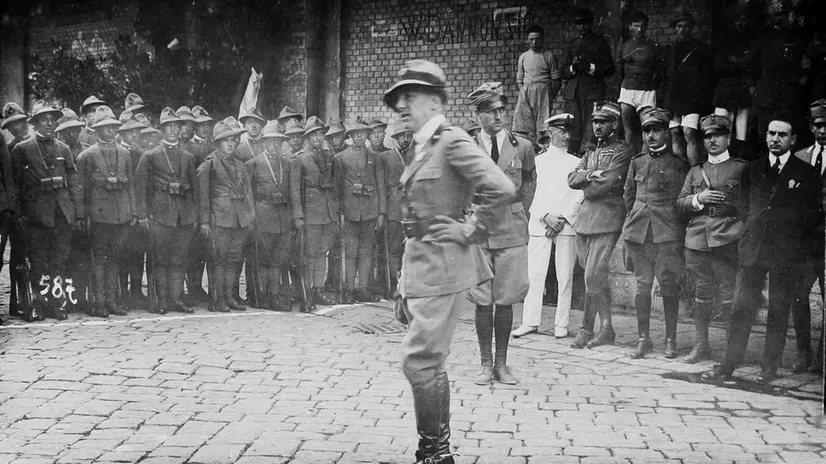 Il «Comandante» D'Annunzio parla alla truppa raccolta nella piazza di Fiume © www.giornaledibrescia.it