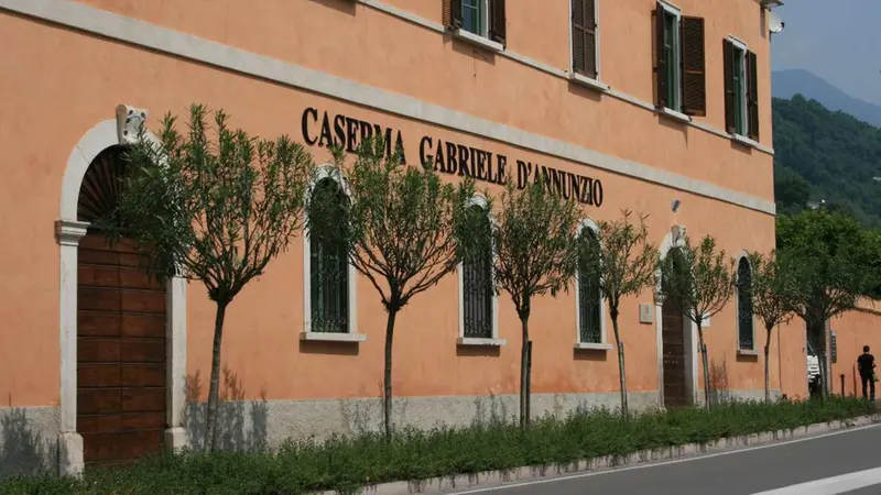 La caserma della Tenenza della Guardia di Finanza di Salò intitolata dal 2009 al poeta soldato © www.giornaledibrescia.it