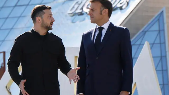 epa12088042 Ukraine's President Volodymyr Zelensky (L0 speaks with France's President Emmanuel Macron (R) as they pose for a picture at the Independence Square in Kyiv, Ukraine, 10 May 2025, ahead of a gathering of European leaders in the Ukrainian capital. EPA/LUDOVIC MARIN / POOL MAXPPP OUT