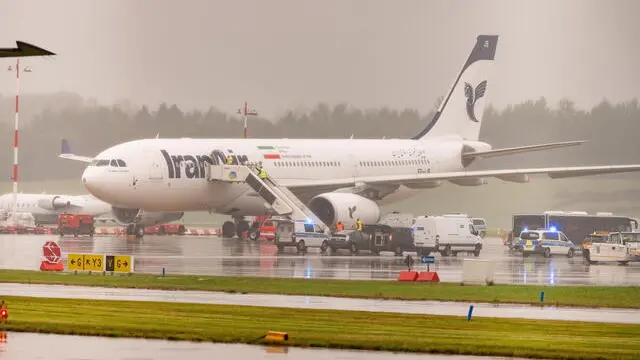 epa10909544 Police check an Iran Air aircraft at the Hamburg Airport, in Hamburg, Germany, 09 October 2023. Flight operations at Hamburg Airport, which had been suspended due to a threatened attack on an Iranian aircraft from Tehran, have resumed, according to airport officials. EPA/STRINGER