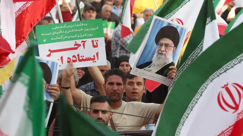 La foto dell'ayatollah Khamenei durante una manifestazione a Teheran - Foto Epa © www.giornaledibrescia.it