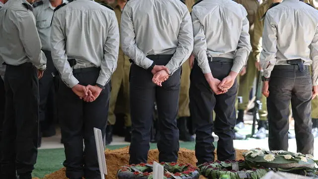 epa12057788 Israeli soldiers stand around the grave of late comrade Ido Voloch, during his funeral in Mount Herzl military cemetery in Jerusalem, 27 April 2025. According to Israel's military spokesperson, 850 Israeli soldiers have been killed since the 07 October 2023 Hamas-led attack on Israel and the following ground military offensive that was lunched by Israel on the Gaza Strip. EPA/ABIR SULTAN