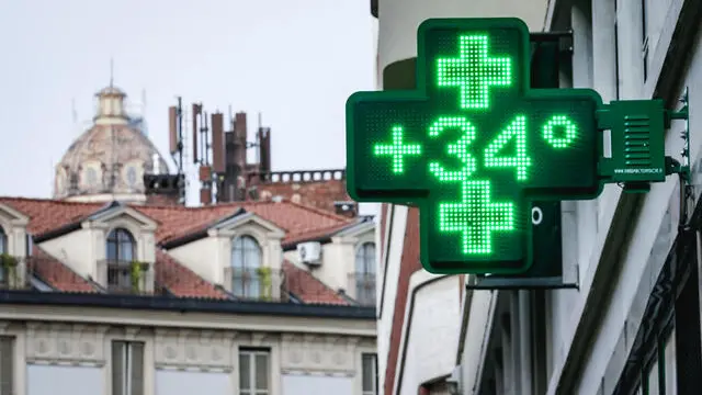 Meteo: ondata di caldo sulla città fa alzare i termometri. Torino 13 giugno 2025 ANSA/TINO ROMANO