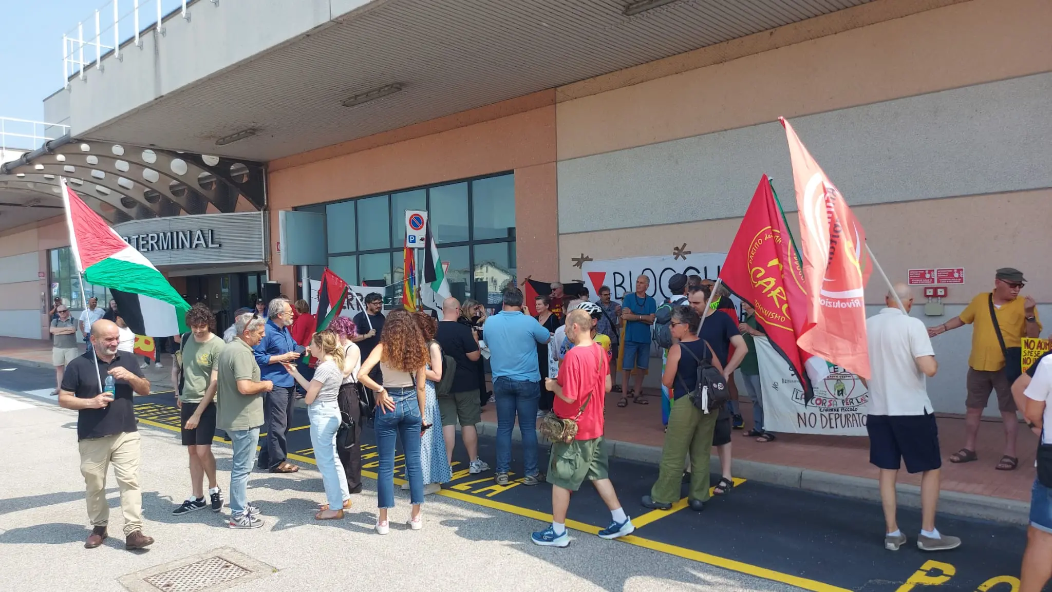 Il presidio davanti all'aeroporto di Montichiari