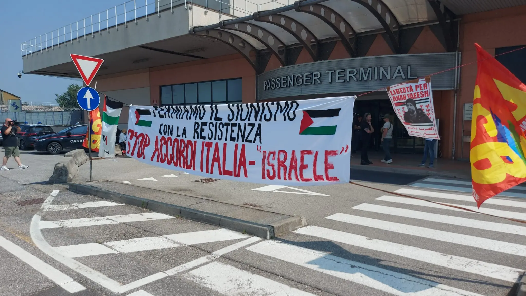 Il presidio davanti all'aeroporto di Montichiari