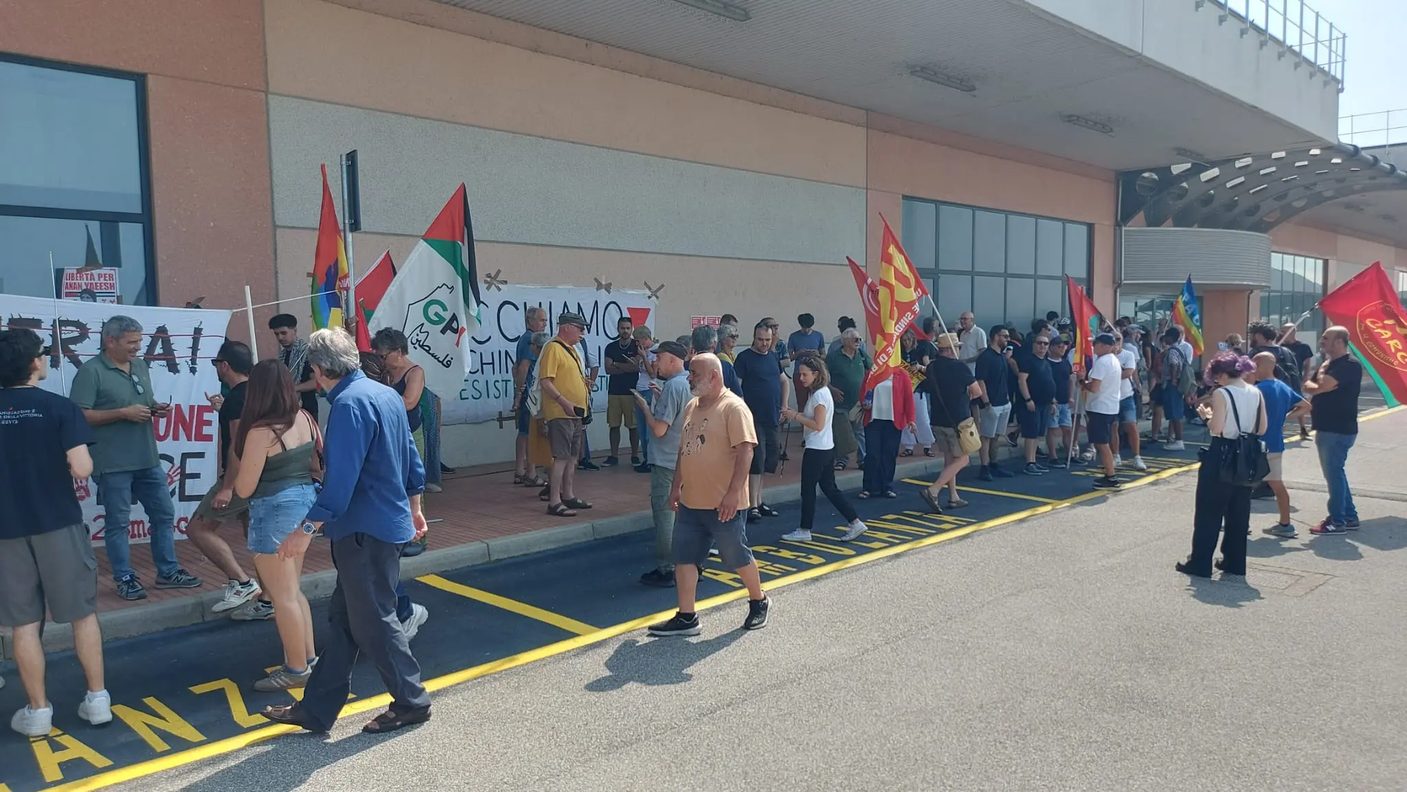 Il presidio davanti all'aeroporto di Montichiari