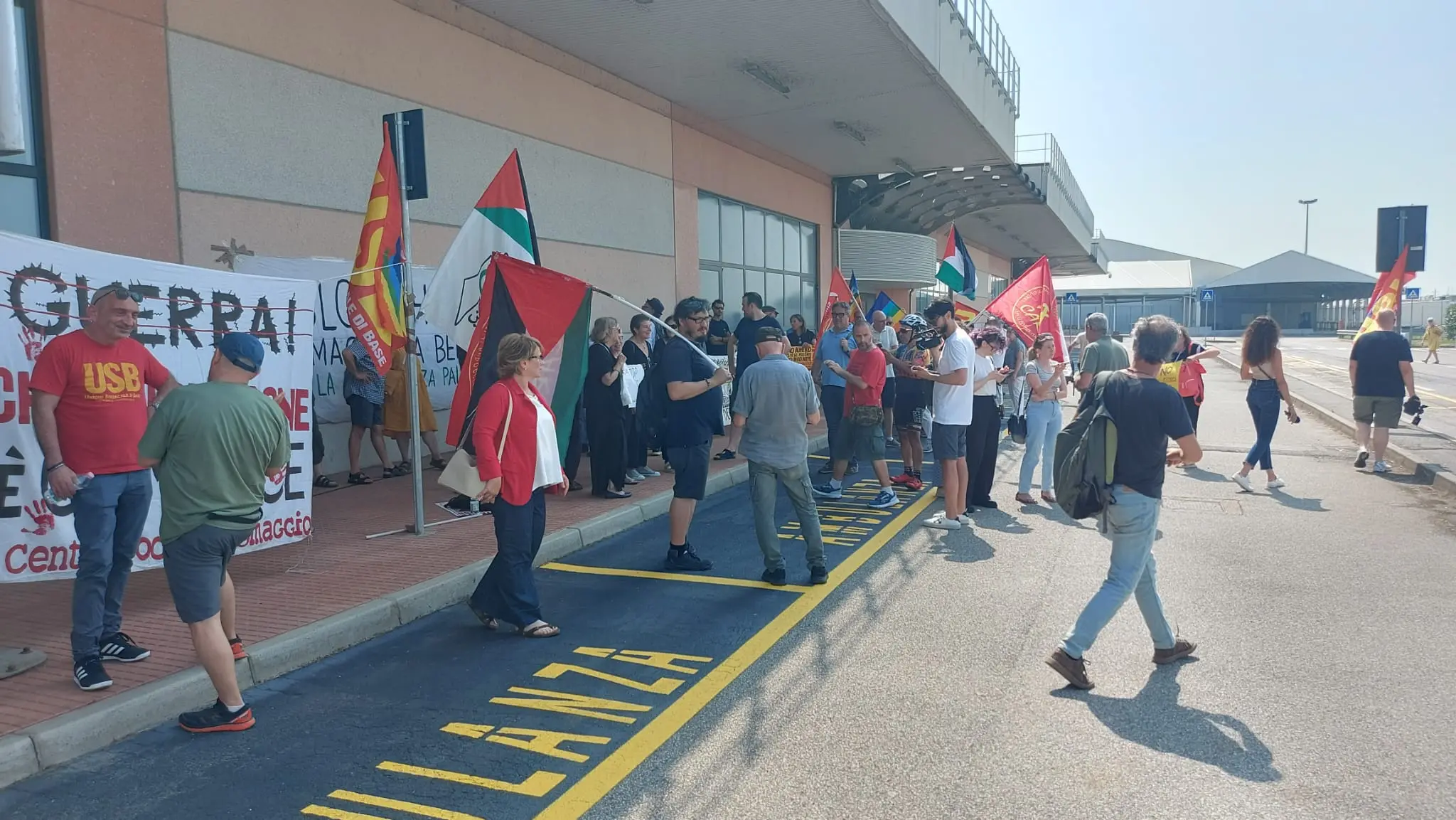 Il presidio davanti all'aeroporto di Montichiari