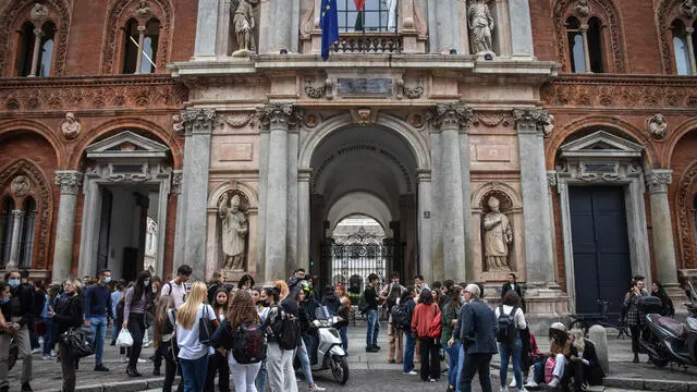 Studenti davanti all’università in via Festa del Perdono in occasione dell’ Evento Obiettivo Studenti in Aula MAgna all’Università Statale Milano, 27 Settembre 2021 ANSA/MATTEO CORNER