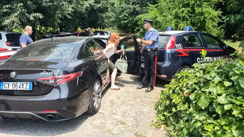 La pm Lisa Saccaro arriva sul luogo di ritrovamento del cadavere - © www.giornaledibrescia.it