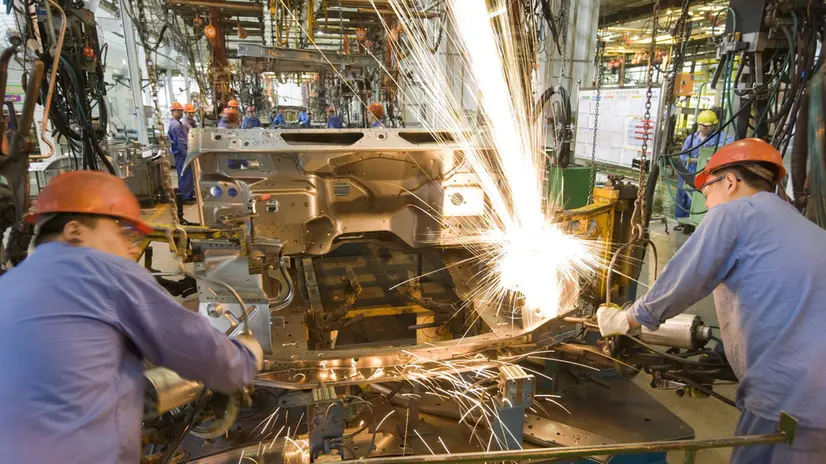 Operai al lavoro in un'azienda metalmeccanica del nostro territorio (foto d'archivio)