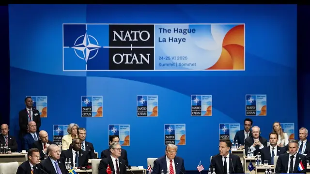 epa12196282 (L-R) Swedish Prime Minister Ulf Kristersson, Turkish President Recep Tayyip Erdogan, British Prime Minister Keir Starmer, US President Donald J. Trump, NATO Secretary General Mark Rutte and outgoing Dutch Prime Minister Dick Schoof sit at the round table at the beginning of the NATO Summit at the World Forum in The Hague, The Netherlands, 25 June 2025. The Netherlands, for the first time in NATO's history of existence, is hosting a NATO summit. EPA/REMKO DE WAAL