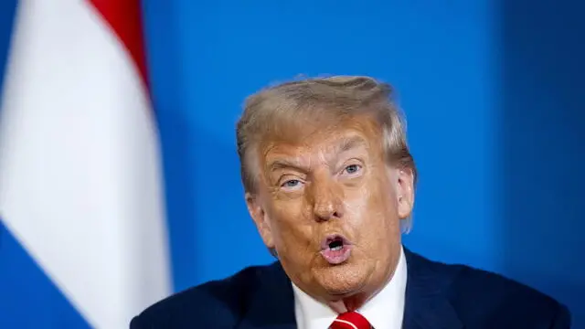 epa12196627 U.S. President Donald Trump speaks with outgoing Prime Minister Dick Schoof (not pictured) during the NATO summit at the World Forum in The Hague, Netherlands, 25 June 2025. The Netherlands, for the first time in NATO's history of existence, is hosting a NATO summit. EPA/KOEN VAN WEEL