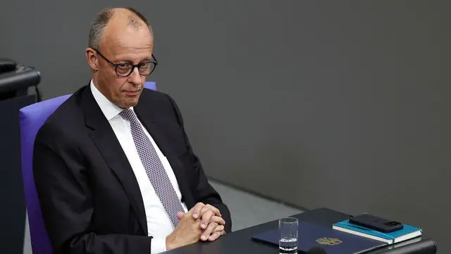 epa12194319 German Chancellor Friedrich Merz attends a session of the German parliament Bundestag in Berlin, Germany, 24 June 2025. German Chancellor Merz is making his statement on the forthcoming summits of the European Union and NATO. EPA/FILIP SINGER