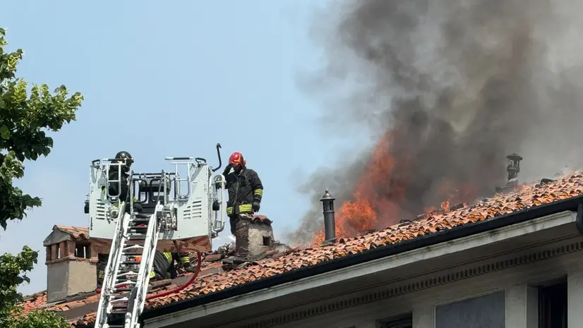 L'incendio della palazzina in via Calatafimi - © www.giornaledibrescia.it