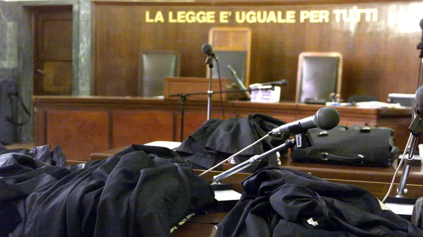 Toghe di magistrati in aula di tribunale - Foto Ansa © www.giornaledibrescia.it