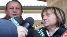 Giuseppe e Rita Poggi, genitori di Chiara, commentano con la stampa, all'esterno della loro villetta di Garlasco (Pavia), la sentenza della Cassazione che ha confermato la condanna a 16 anni per Alberto Stasi, 12 dicembre 2015. ANSA / MATTEO BAZZI