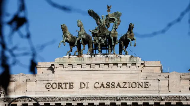 Veduta esterna del palazzo della Corte Suprema di Cassazione. Oggi le Sezioni Unite penali della Cassazione esaminano il tema relativo al saluto romano effettuato nel corso di una manifestazione pubblica, Roma, 18 Gennaio 2024. ANSA/GIUSEPPE LAMI