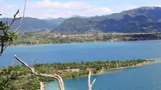 I colori delle acque del Garda spunto per gli artisti