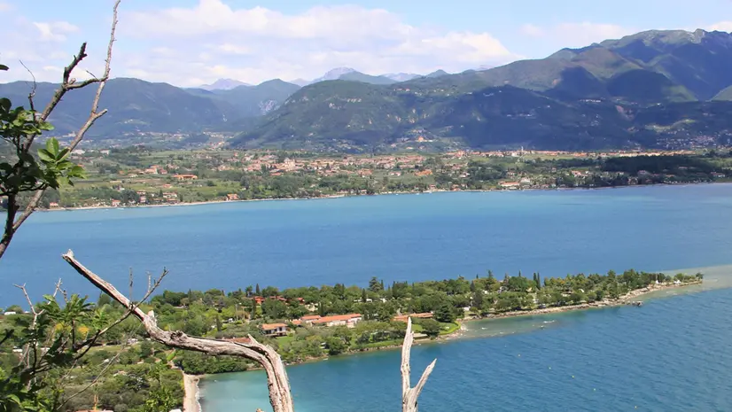 I colori delle acque del Garda spunto per gli artisti