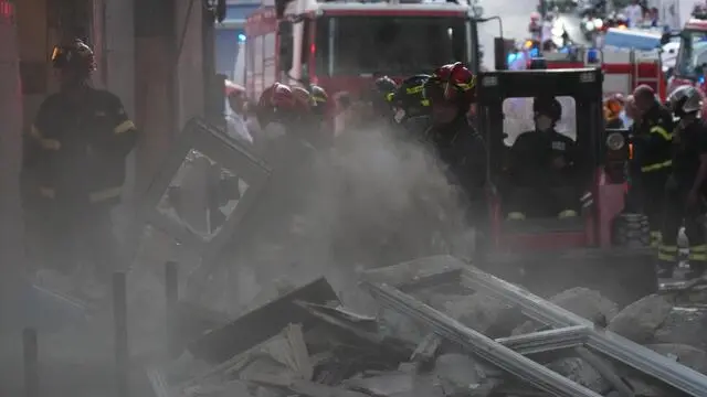 Vigili del fuoco e forze dell'ordine sul luogo, in Via Peppino De Filippo, a Napoli, dove c'è stata un'esplosione presumibilmente generata da un alcune bombole di gas, 25 giugno 2025. La deflagrazione ha causato danni a due appartamenti. Da uno degli alloggi è stata estratta viva una donna. ANSA/CESARE ABBATE